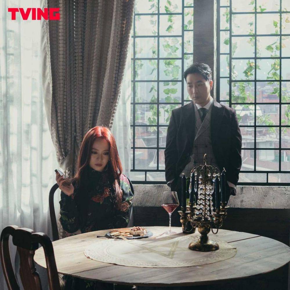 Song Ji Hyo dan Ha Do Kwon dalam drama The Witch's Diner (instagram.com/tving.official)