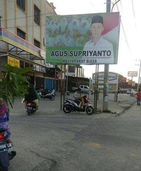 spanduk dikira nyaleg (twitter.com/hatespij)