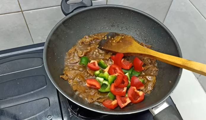 Ilustrasi memasak daging sapi lada hitam (youtube.com/crcook)