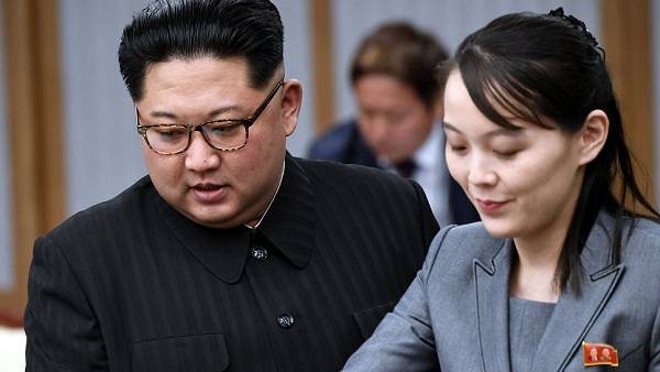Pemimpin Korea Utara, Kim Jong-un (kiri), dan adiknya, Kim Yo-jong (kanan). (Twitter.com/MilitaryMonitor)