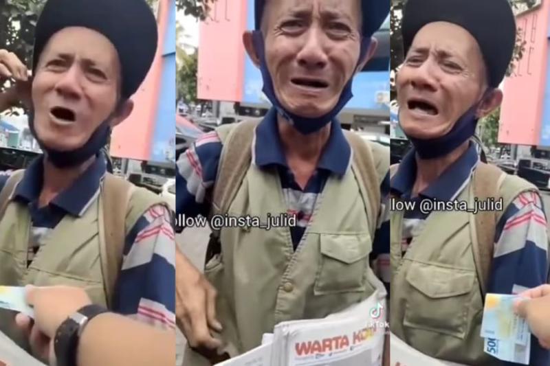 Haru, Kakek Penjual Koran Menangis saat Diajak 'Tos' Pembeli