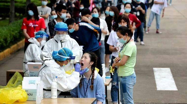 Warga Wuhan lakukan tes uji COVID-19 untuk pelacakan varian Delta yang telah mulai menyebar di China. (Twitter.com/GNN)
