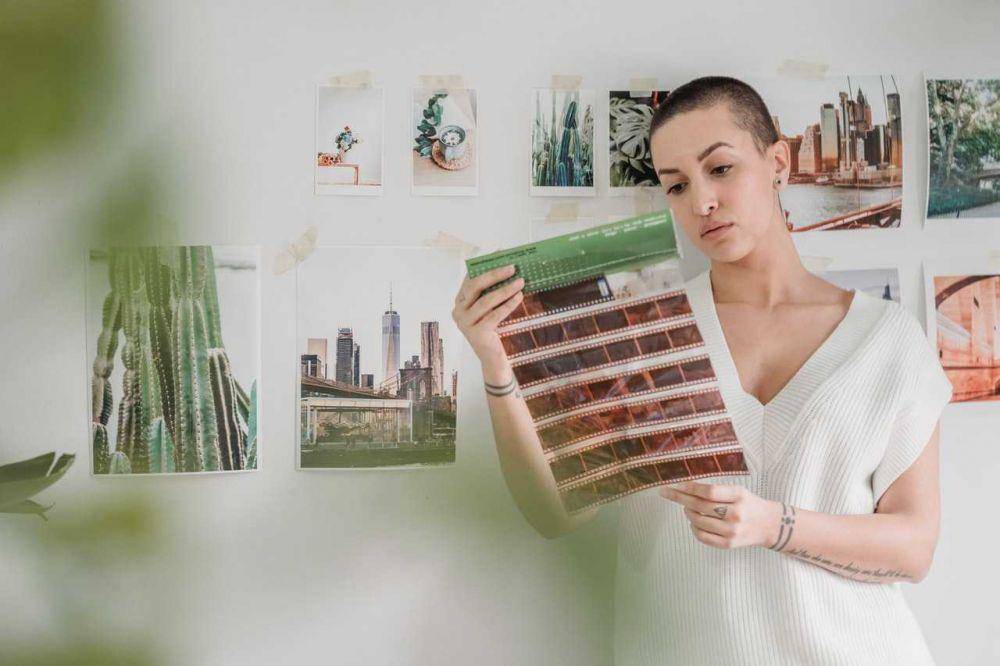 ilustrasi melihat foto kenangan (pexels.com/George Milton)