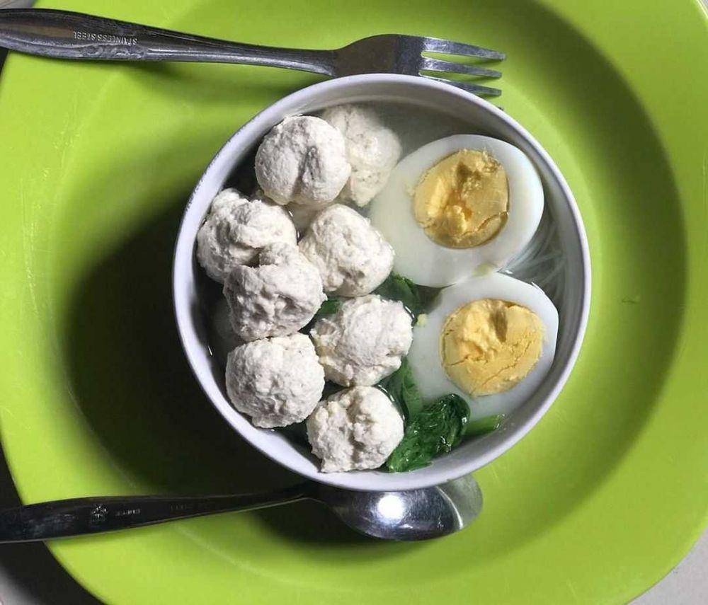 Bakso Campur Telur (instagram.com/ermiagustin)