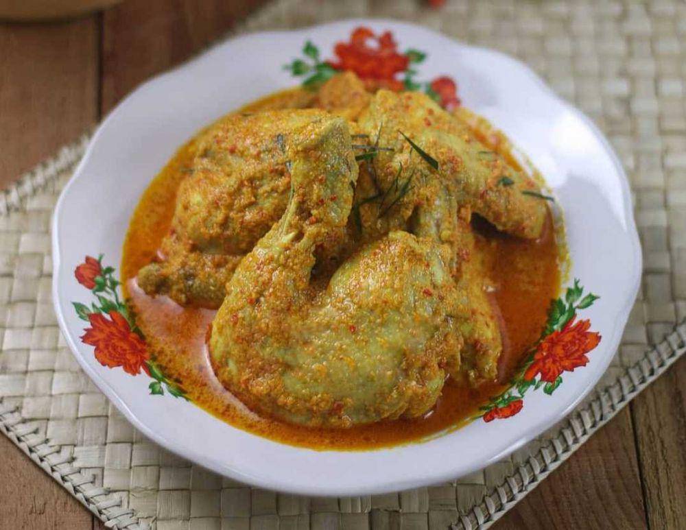 Gulai ayam (instagram.com/agustialidya88)