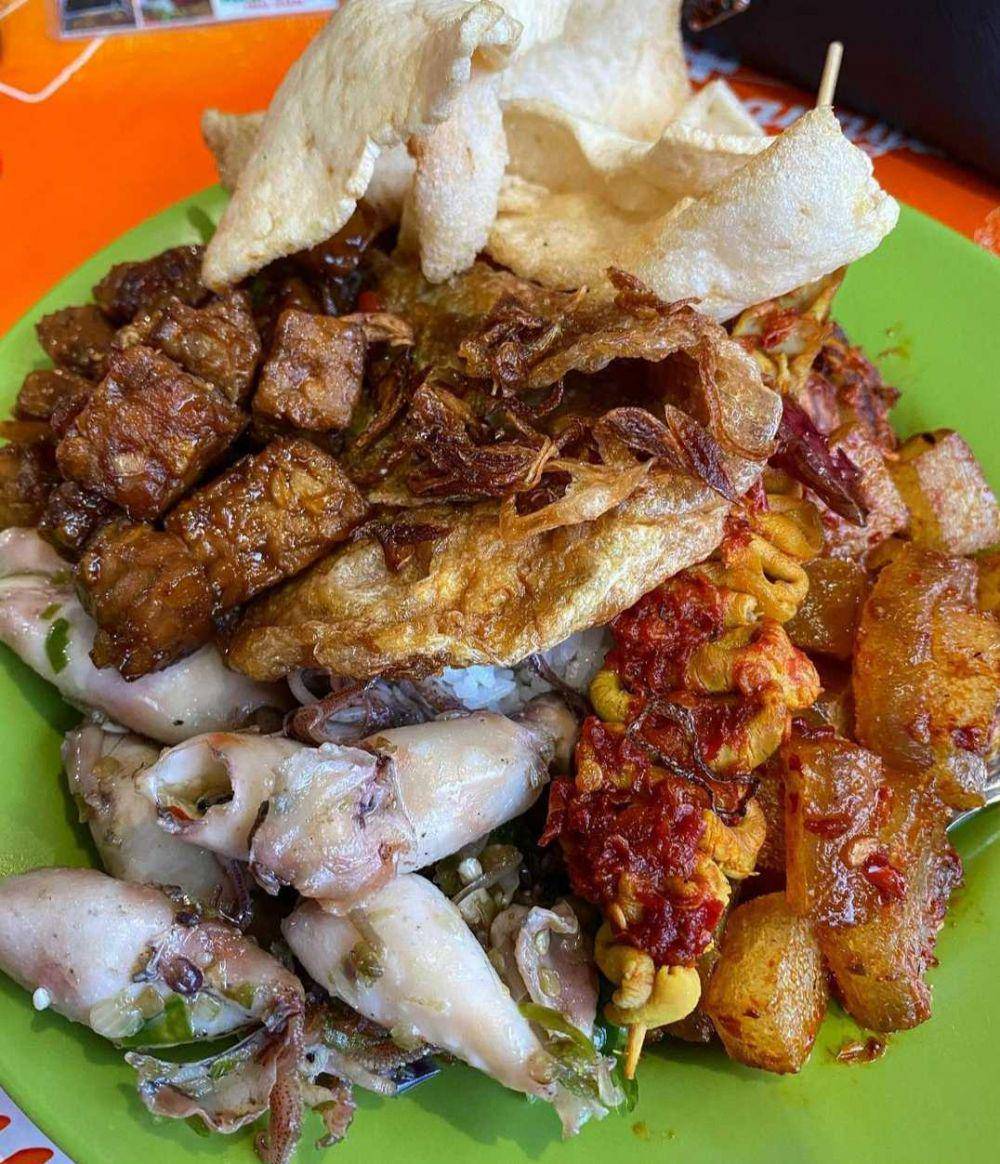 Nasi Uduk Ibu Sum (instagram.com/eatineraryid)