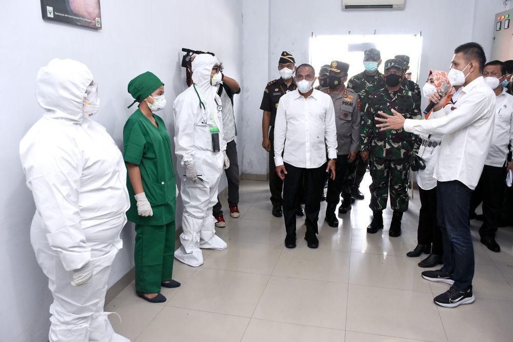 Gubernur Edy meninjau lokasi isolasi terpusat di Asrama Haji, Kota Medan, Selasa (10/8/2021). (Diskominfo Sumut/Veri Ardian)
