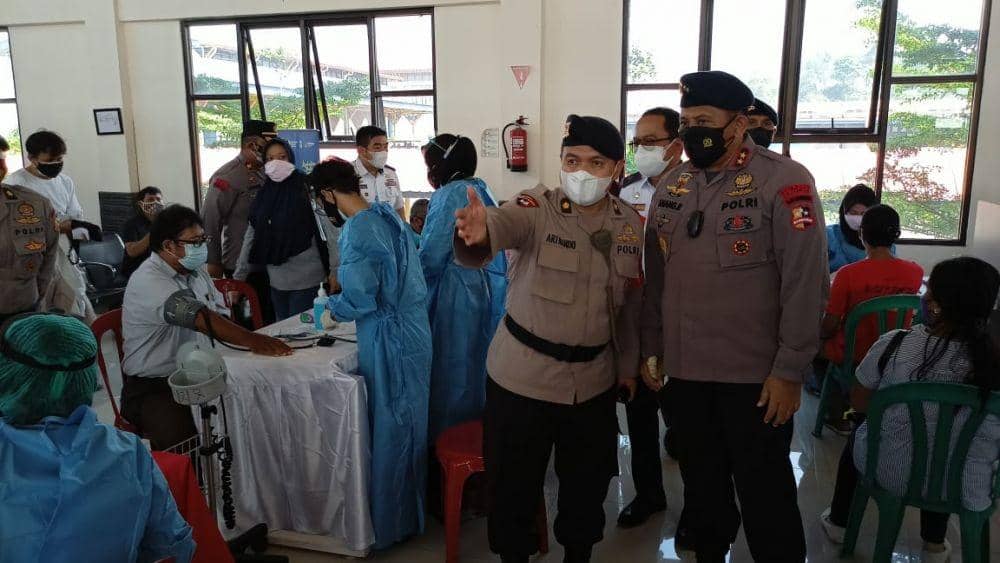 Dankor Brimob  Polri, Irjen Pol Anang Revandoko menginjungi vaksinasi massal di Terminal Jatijajar, Kota Depok. (Istimewa)