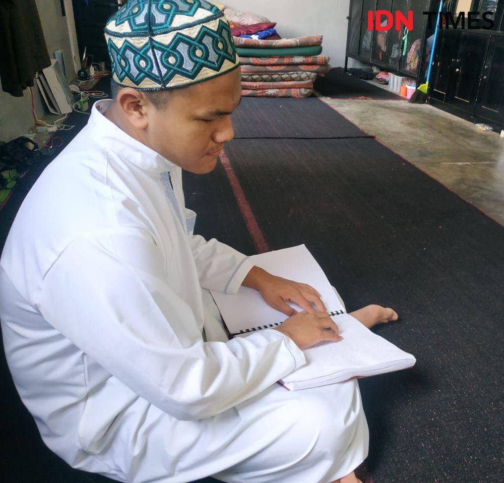 Salah satu santri pesantren Sam'an, Zainal, tengah membaca Alquran di kamarnya. IDN Times/Debbie Sutrisno