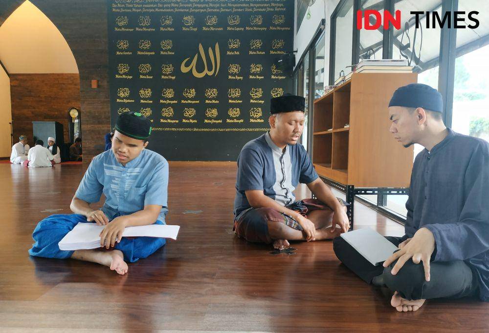 Sejumlah santri di pesantren Sam'an tengah mengaji Alquran braille usai salat Ashar. IDN Times/Debbie Sutrisno