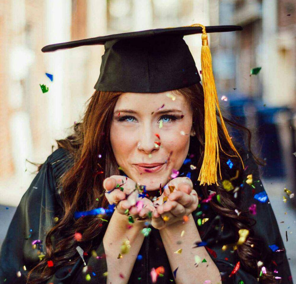 Ilustrasi perempuan meniup confetti (unsplash.com/Logan Isbell)