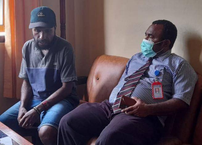 Penasehat Hukum Juru Bicara Internasional Komite Nasional Papua Barat (KNPB) Viktor Yeimo di Mako Brimob Polda Papua. (dok. Anggota Koalisi Penegak Hukum dan HAM Papua, Gustav Kawer.)