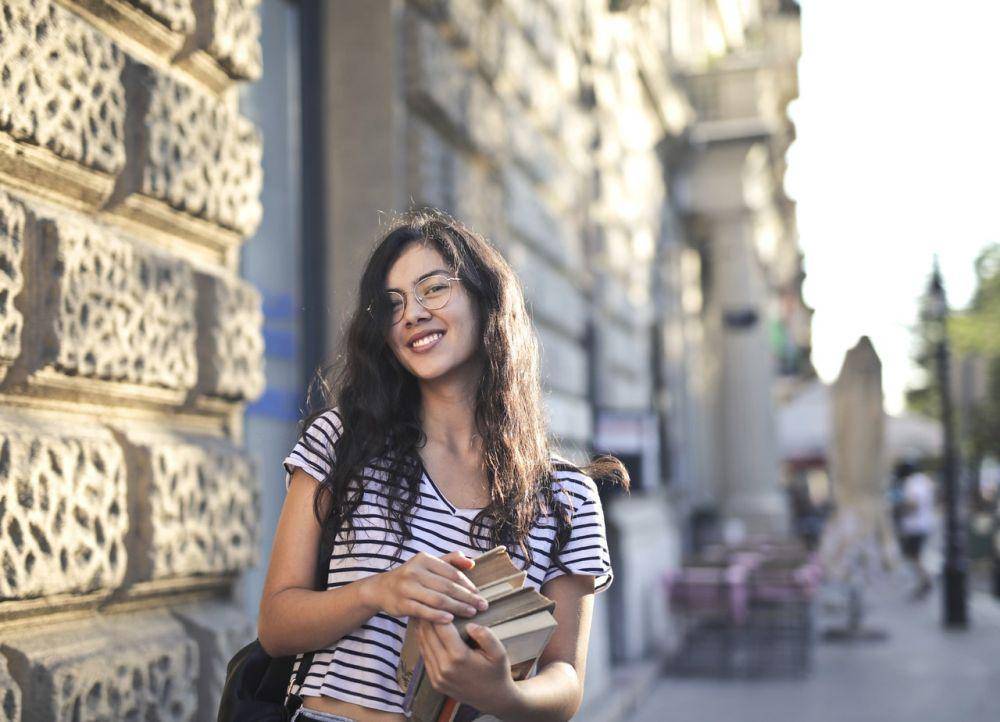 ilustrasi wanita tersenyum (pexels.com/Andrea Piacquadio)