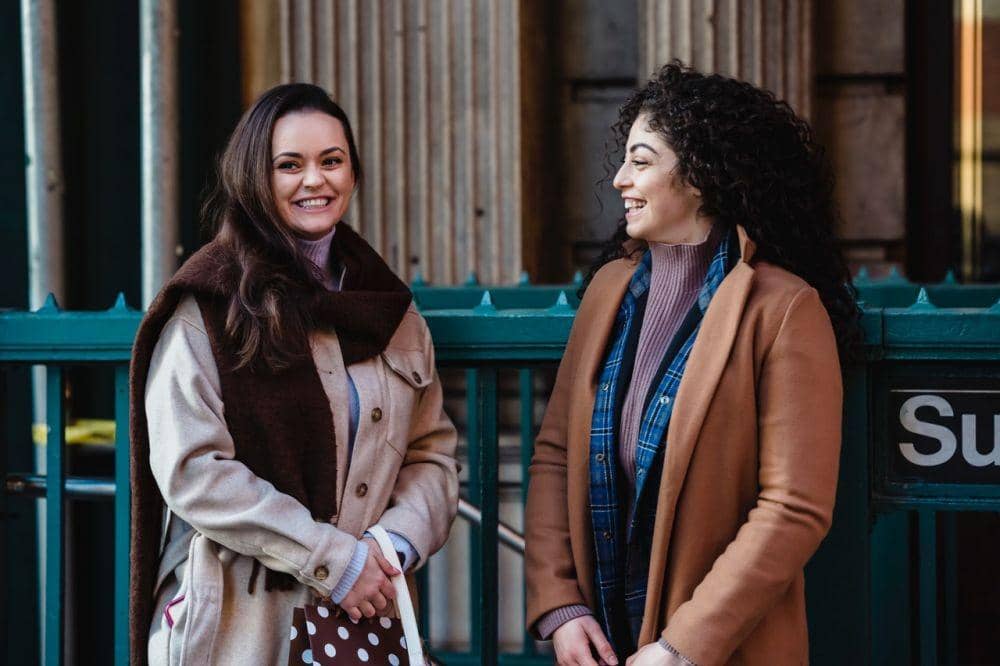 Ilustrasi mengobrol dengan teman. (Pexels.com/Tim Douglas)