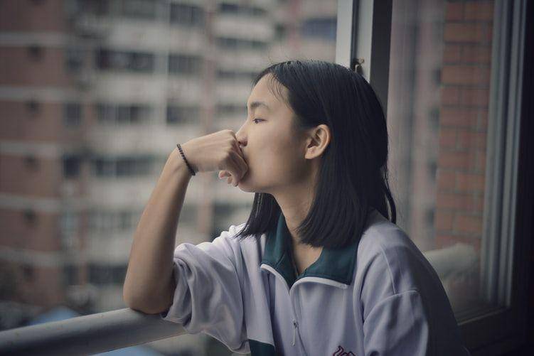 ilustrasi perempuan sedang berpikir (unsplash.com/胡 卓亨)
