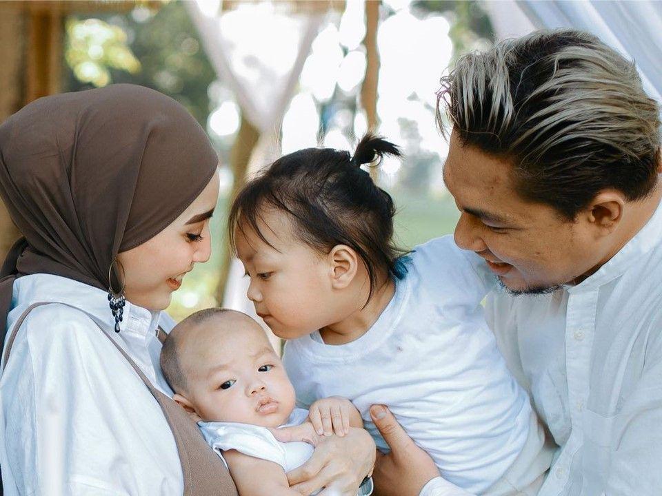 Bahagia dengan Dua Anak, 10 Potret Harmonis Keluarga Rizal Armada