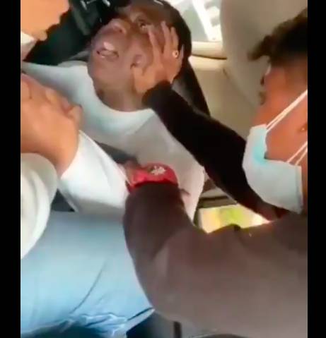 Cuplikan video diplomat Nigeria yang disiksa oleh petugas imigrasi Indonesia (Twitter/LegitpostNg)