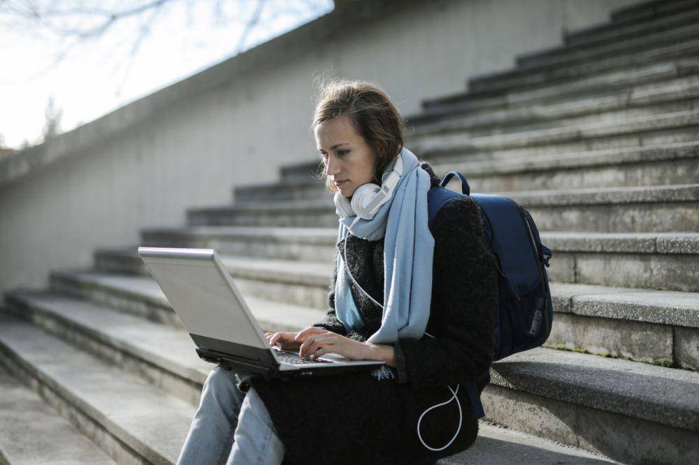 ilustrasi wanita menggunakan laptop (pexels.com/Andrea Piacquadio)