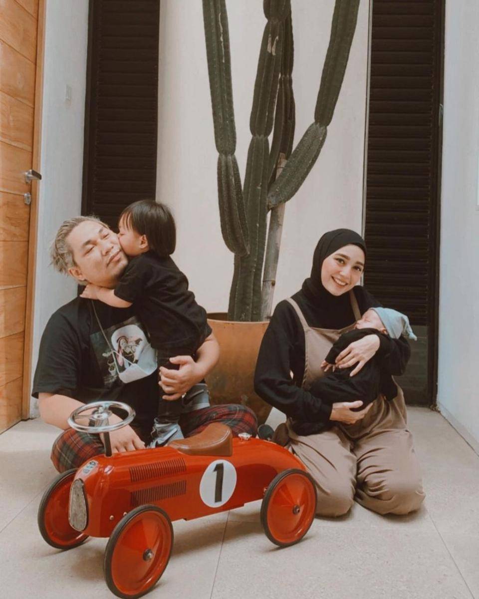 keluarga kecil Rizal Armada (instagram.com/monicaimas)