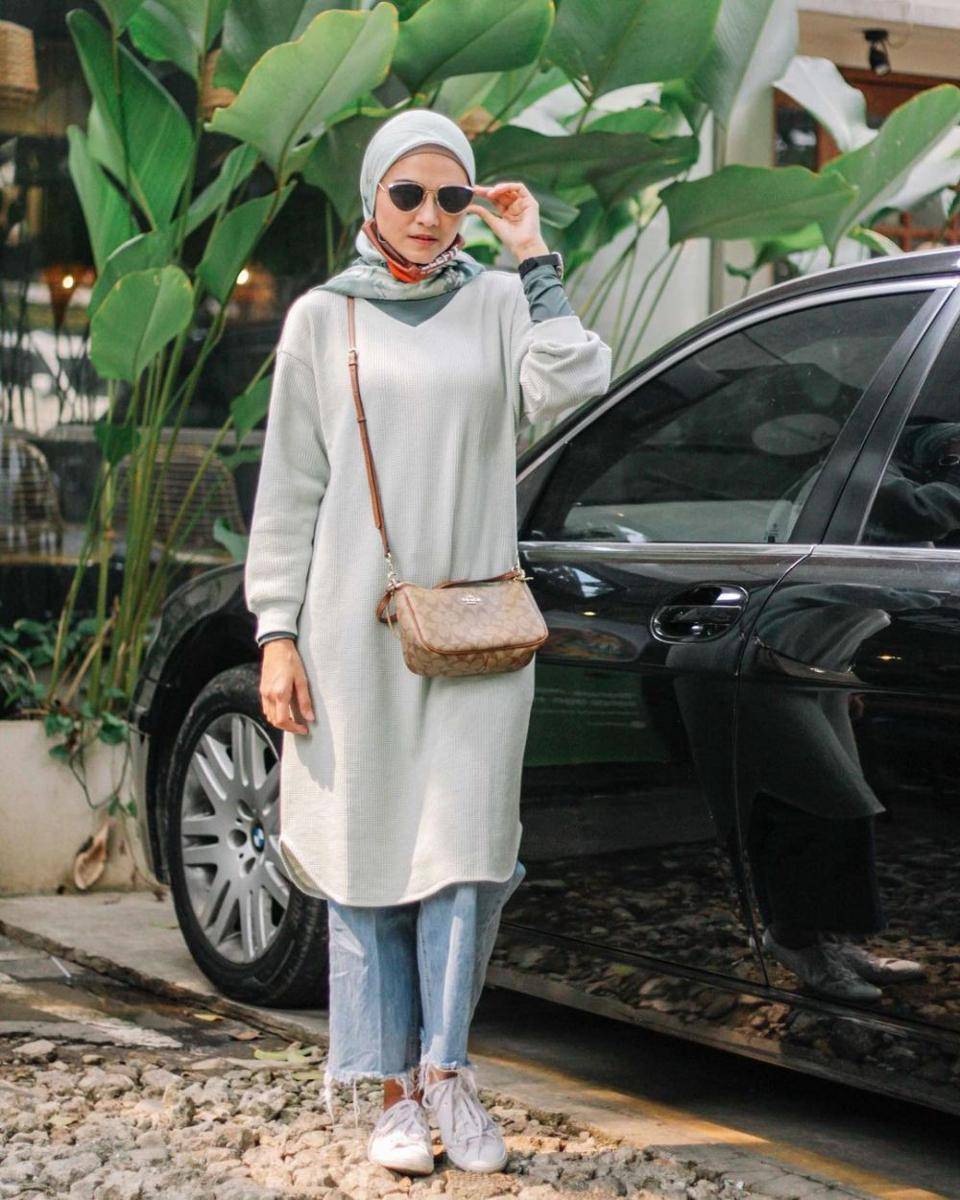 Bawahan celana jeans ala Zeezee Shahab (instagram.com/zeezeeshahab)