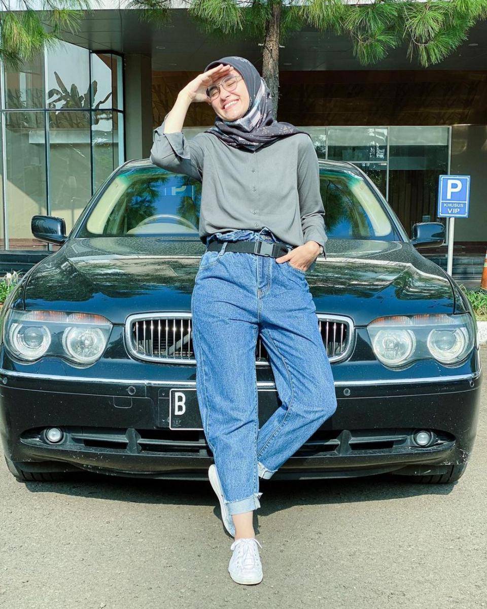 Bawahan celana jeans ala Zeezee Shahab (instagram.com/zeezeeshahab)