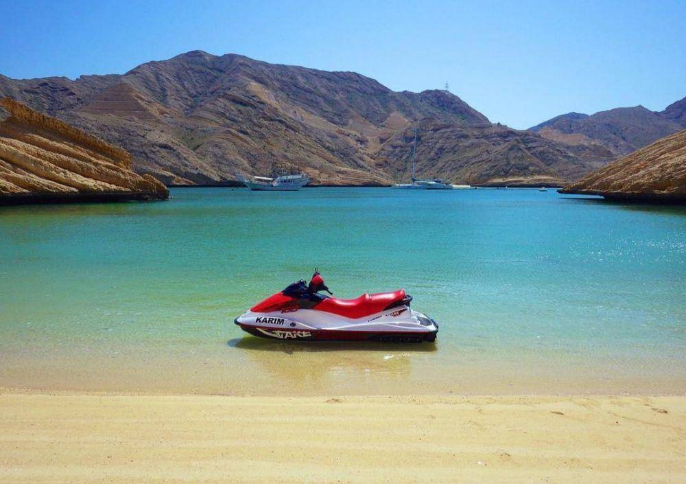 Bandar Jissah Beach (instagram.com/easygoingontheboeing)