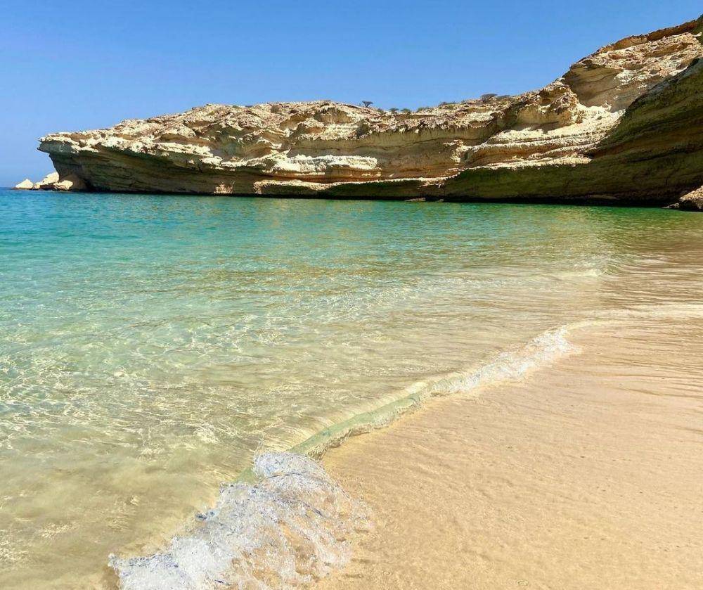 Qantab Beach (instagram.com/dmssabine_art)