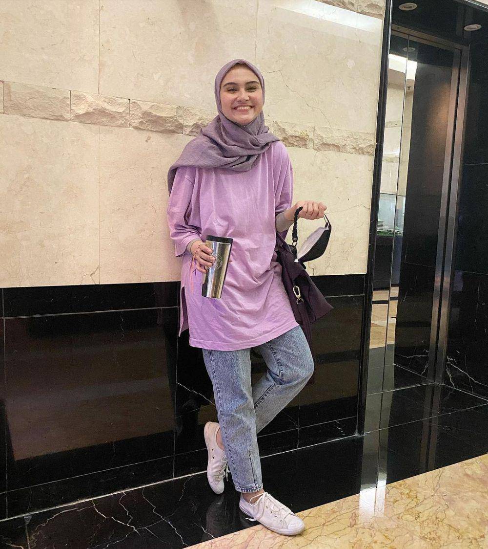 Bawahan celana jeans ala Zeezee Shahab (instagram.com/zeezeeshahab)