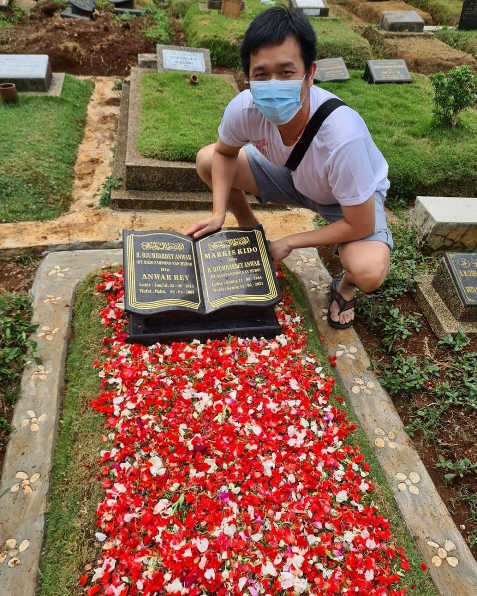 Hendra Setiawan Ziarah ke Makam Markis Kido: Happy Birthday My Friend