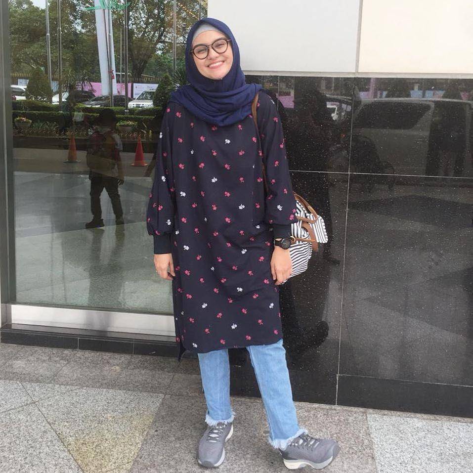 Bawahan celana jeans ala Zeezee Shahab (instagram.com/zeezeeshahab)