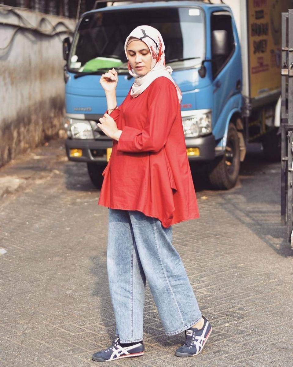 Bawahan celana jeans ala Zeezee Shahab (instagram.com/zeezeeshahab)