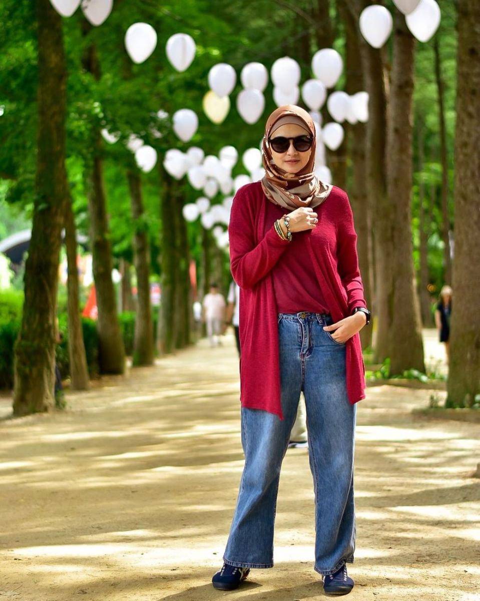 Bawahan celana jeans ala Zeezee Shahab (instagram.com/zeezeeshahab)