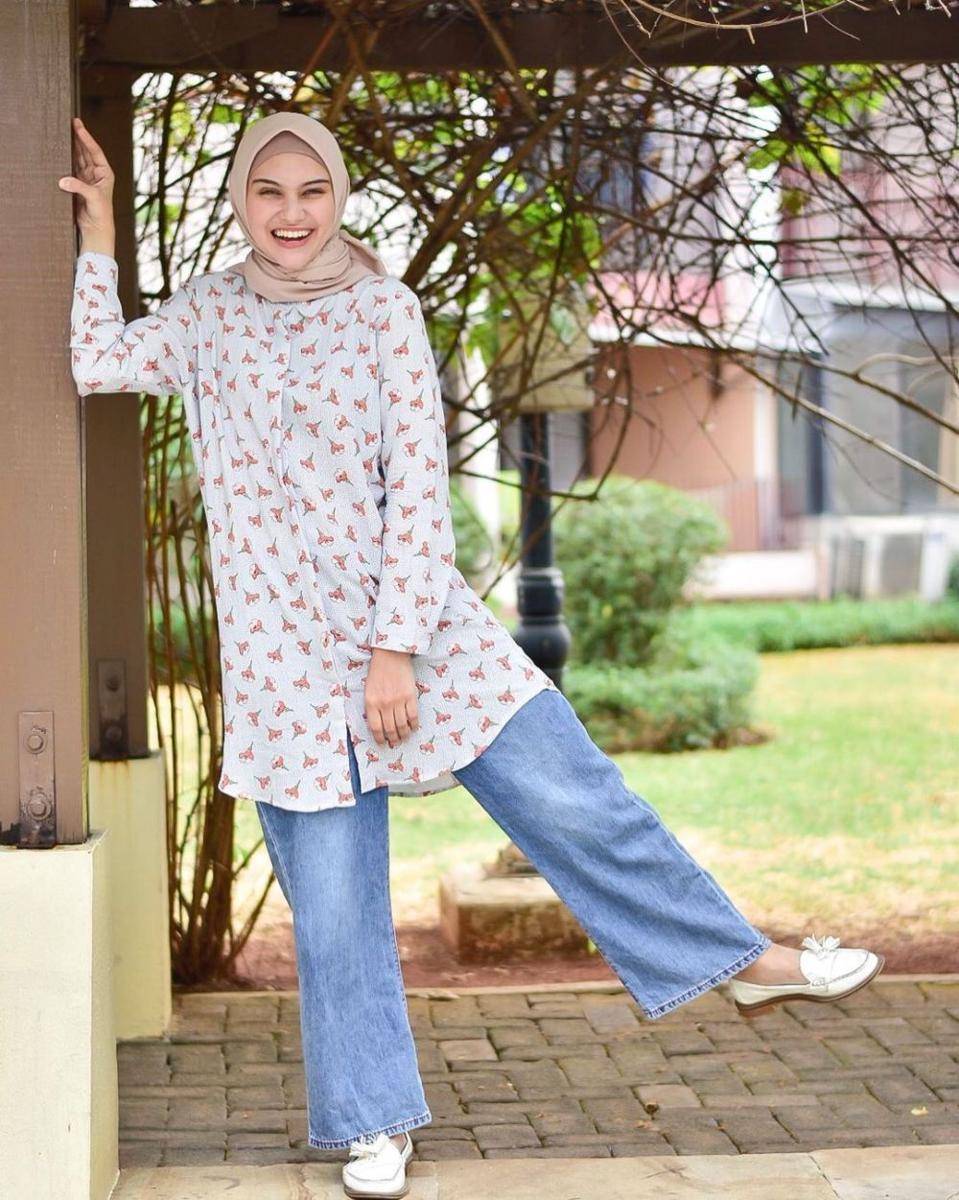Bawahan celana jeans ala Zeezee Shahab (instagram.com/zeezeeshahab)