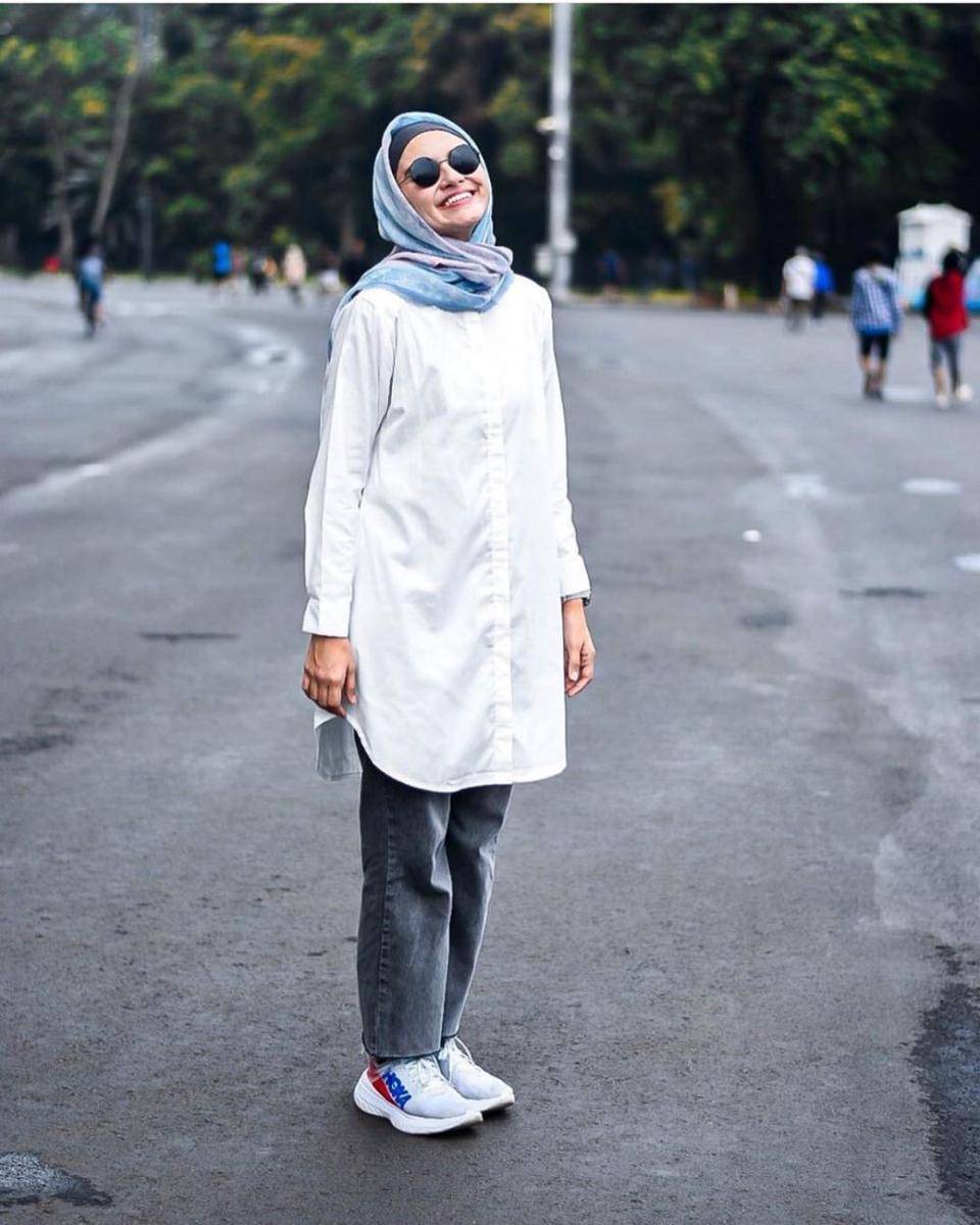 Bawahan celana jeans ala Zeezee Shahab (instagram.com/zeezeeshahab)