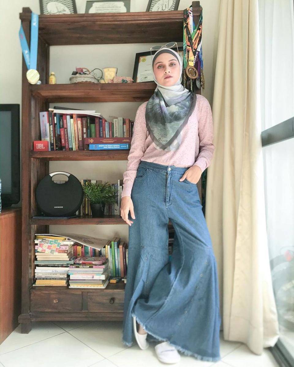 Bawahan celana jeans ala Zeezee Shahab (instagram.com/zeezeeshahab)
