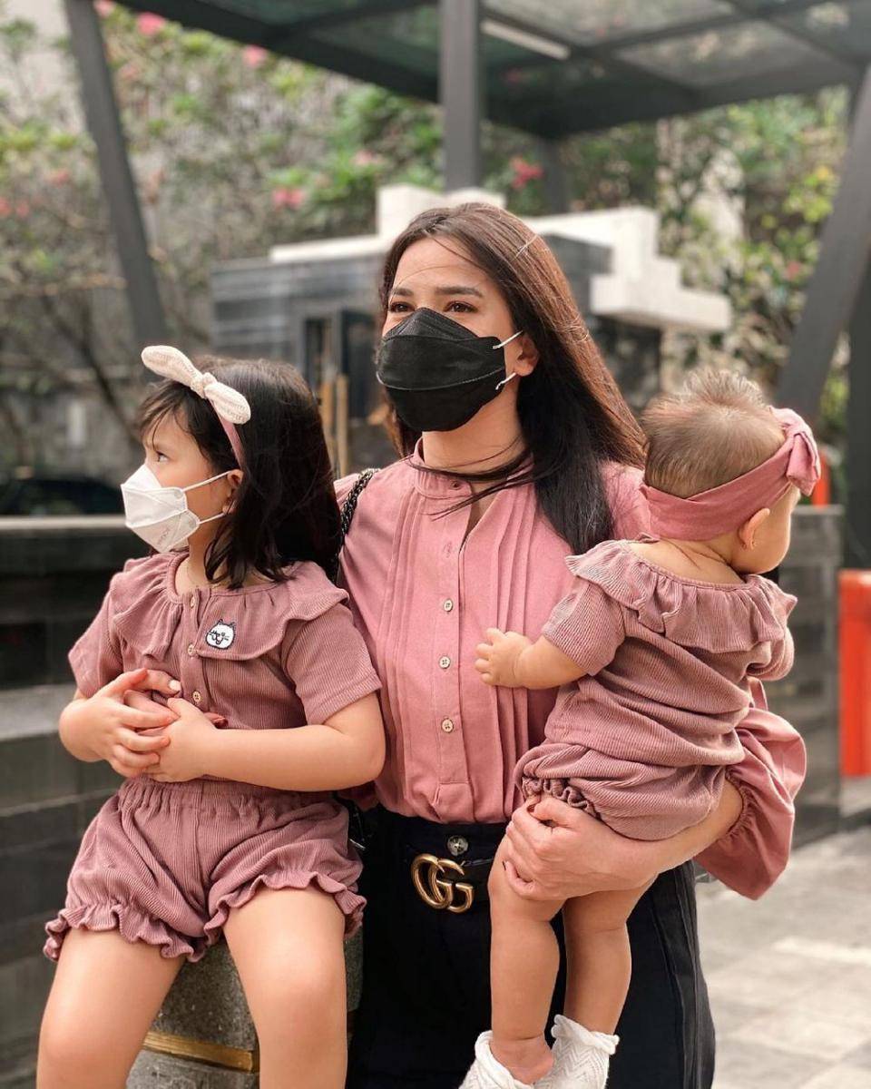 Alice Norin dengan dua anak balitanya (instagram.com/alicenorin)