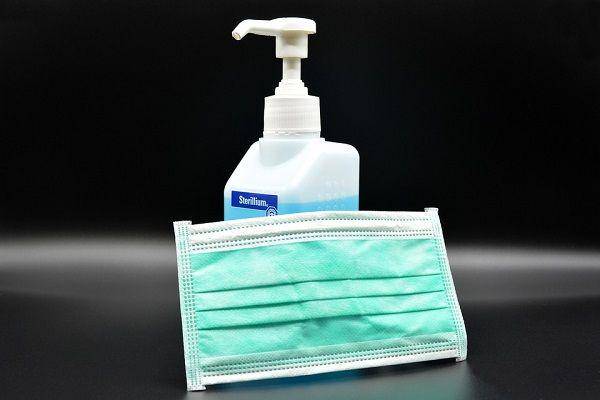 Ilustrasi masker kesehatan dan hand sanitizer. (Pixabay.com/KlausHausmann)