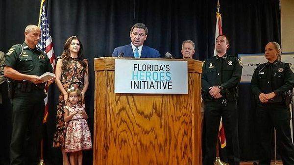 Gubernur Florida, Ron DeSantis (tengah). (Instagram.com/flgovrondesantis)