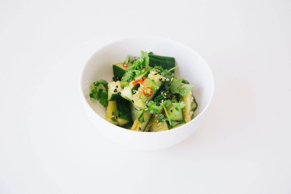 ilustrasi marinated cucumber with chili (unsplash.com/Charles Deluvio)