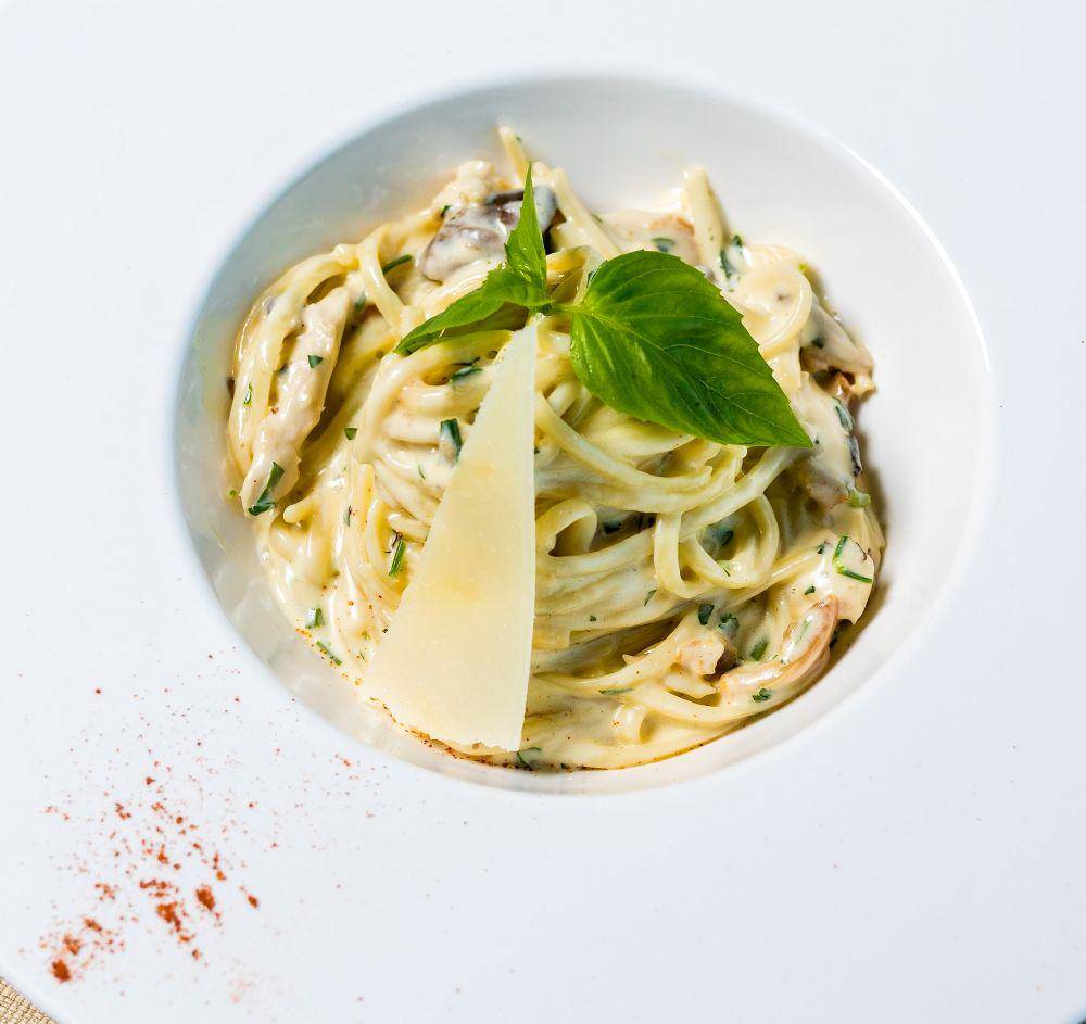 ilustrasi cucumber pasta (unsplash.com/Farhad Ibrahimzade)