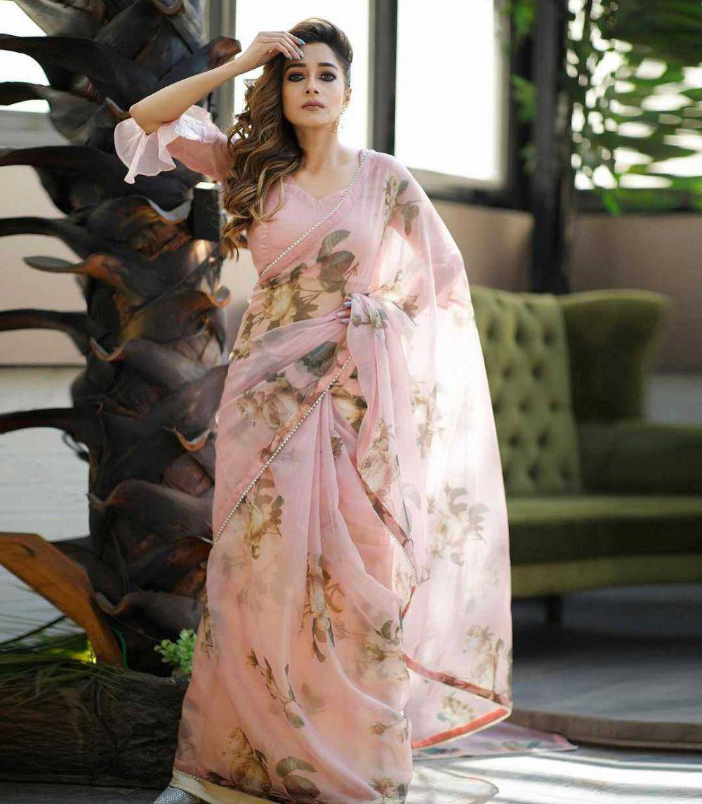 Tina Datta pakai sari modern (instagram.com/tinadatta)