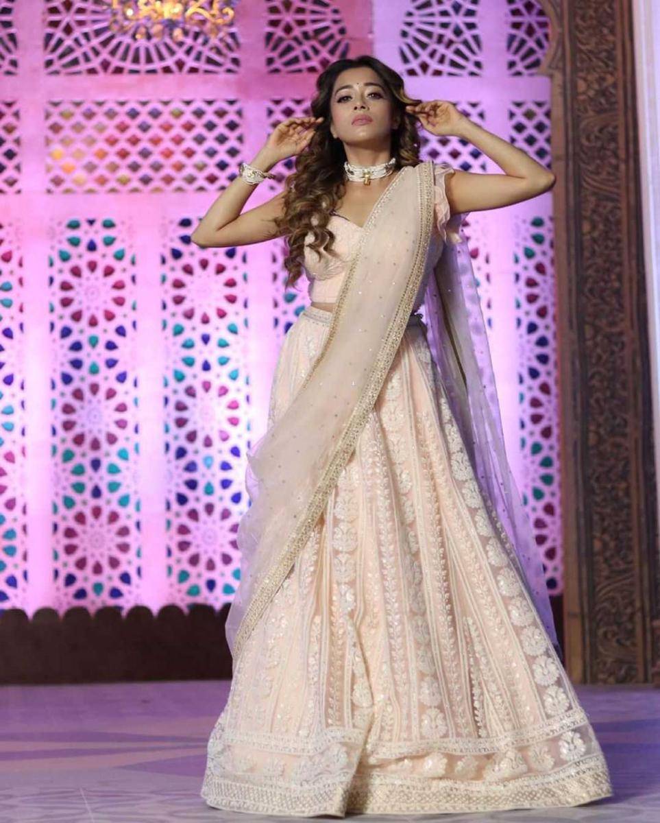 Tina Datta pakai sari modern (instagram.com/tinadatta)