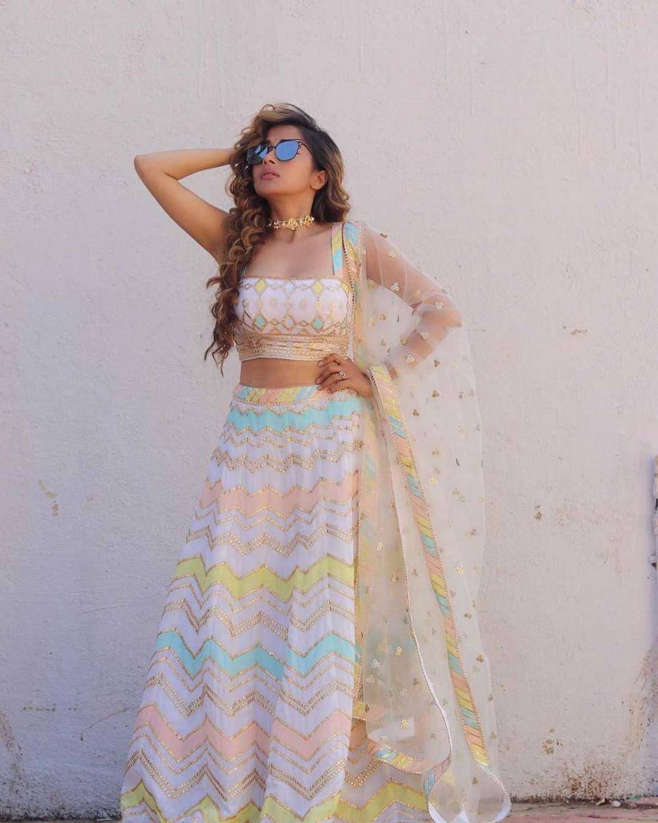 Tina Datta pakai sari modern (instagram.com/tinadatta)