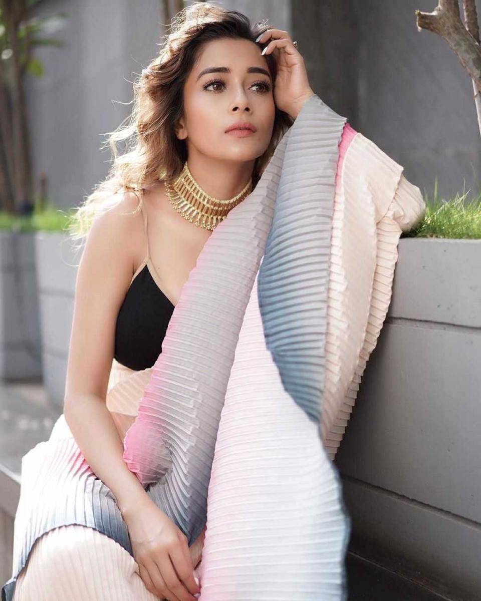 Tina Datta pakai sari modern (instagram.com/tinadatta)