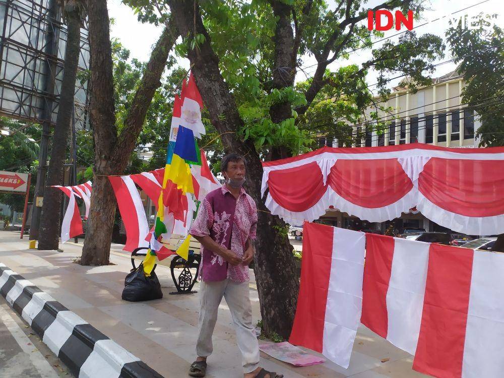 Penjualan bendera merah putih di Palembang (IDN Times/Feny Maulia Agustin)