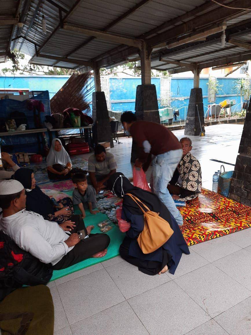 Kohati Komisariat FKIP USK membagikan paket makanan kepada warga di rumah sakit (IDN Times/Istimewa)