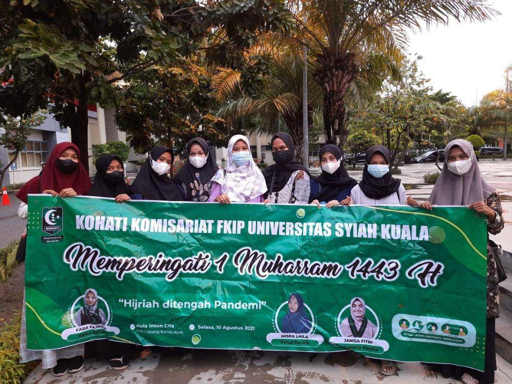 Kohati Komisariat FKIP USK membagikan paket makanan kepada warga di rumah sakit (IDN Times/Istimewa)