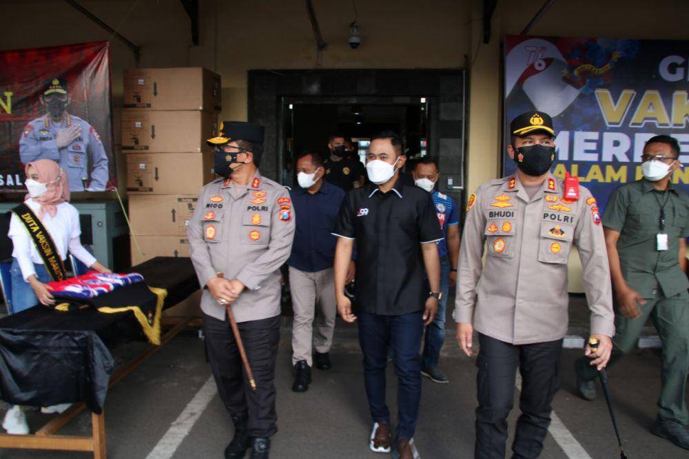 Kapolda Jatim, Irjen Pol Nico Afinta saat melihat vaksinasi untuk Aremania. Dok/Humas Polresta Malang Kota