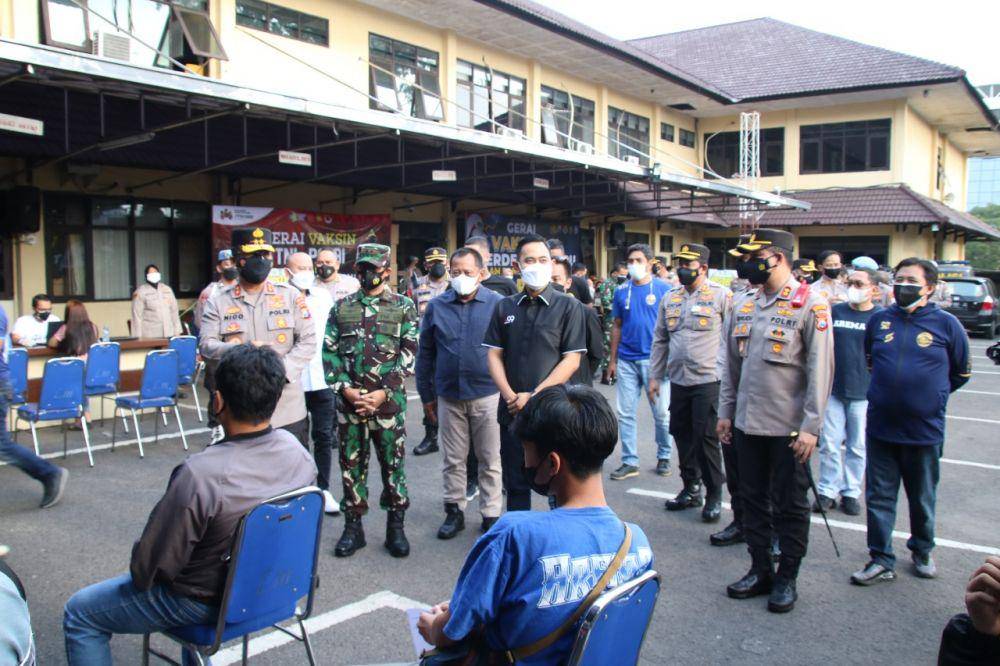 Kapolda Jatim, Irjen Pol Nico Afinta saat melihat langsung vaksinasi untuk Aremania di Polresta Malang Kota. Dok/Humas Polresta Malang Kota