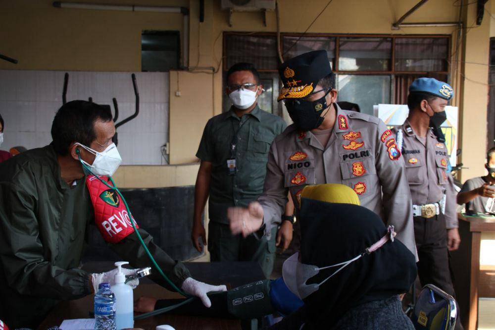Kapolda Jatim, Irjen Pol Nico Afinta saat melihat vaksinasi Aremania. Dok/Humas Polresta Malang Kota